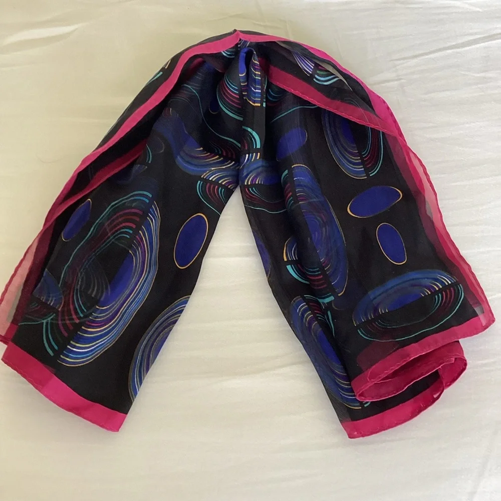 Oscar by Oscar de la Renta Silk Scarf
Retro Mod Geometric Design Pink Border - Picture 1 of 12